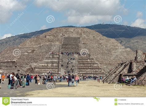 La Révolte des Mayas contre Teotihuacan: Un Défi aux Puissances Mésoaméricaines en Pleine Ascencion